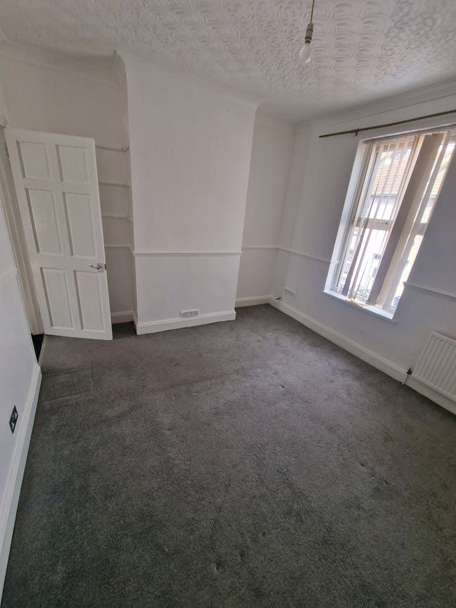 Coming up!!! Newly refreshed 2 bedroom house. Main Photo