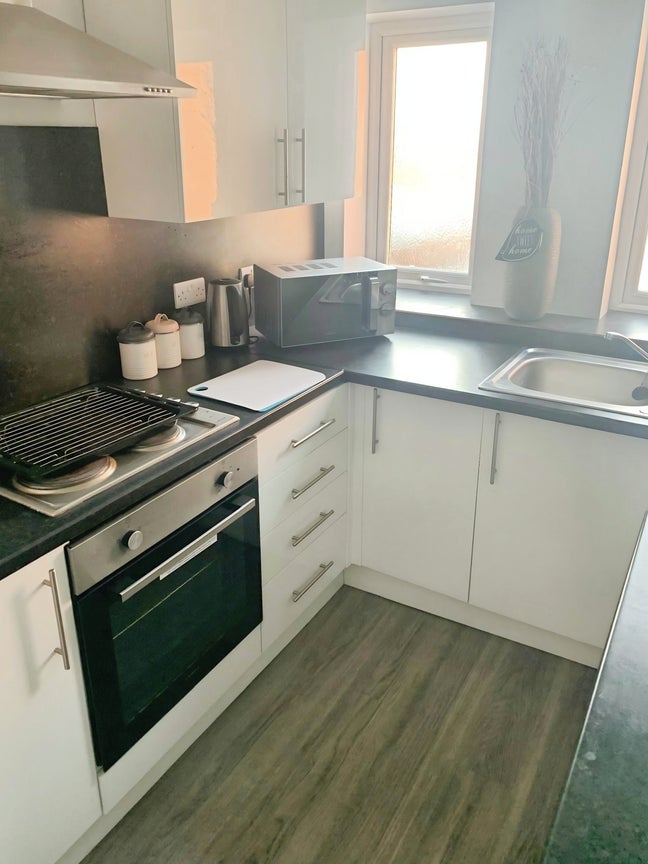Fully furnished double / single rooms, Aughton St Main Photo