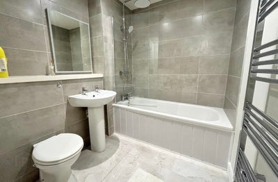 Room in 2 bed spacious apartment  Main Photo