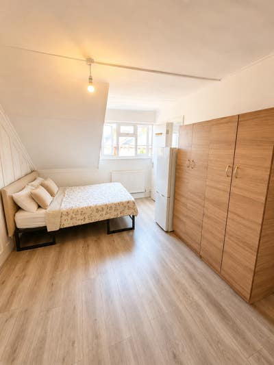 Large Double En Suite stamford Hills | 0 Deposit Main Photo