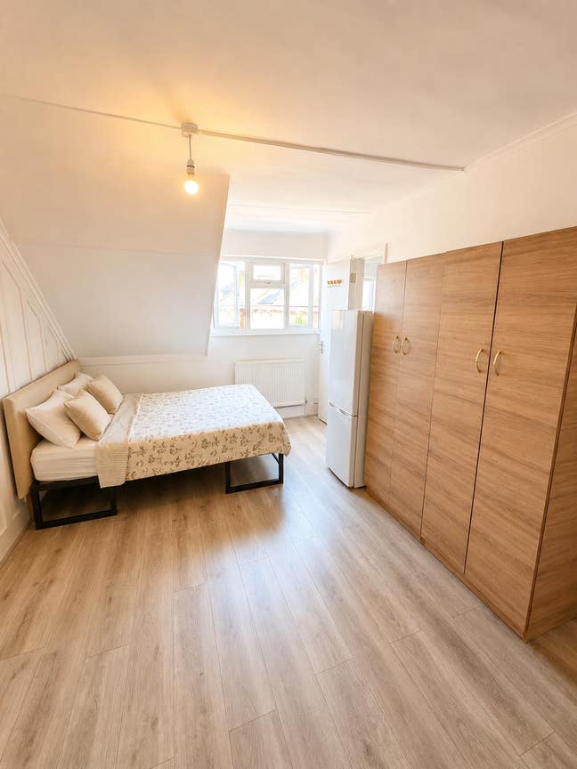 Large Double En Suite stamford Hills | 0 Deposit Main Photo