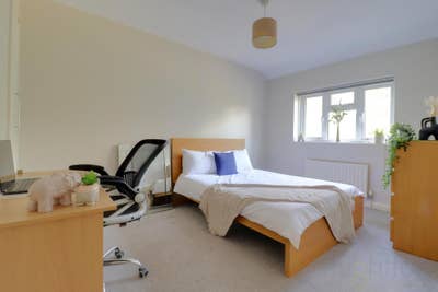 Beautifully Presented 5 Bedroom Apartment. Main Photo