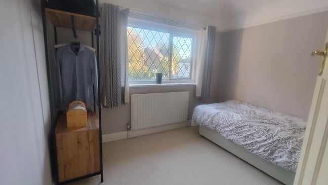 Peaceful Monday–Friday Room in Friendly Epsom Home Main Photo