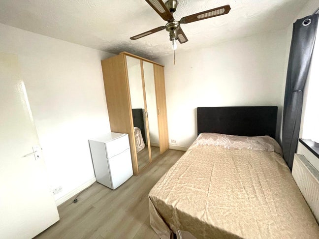 Double bedroom near Upney station Main Photo