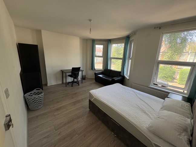 Large Double Room Available Immediately  Main Photo