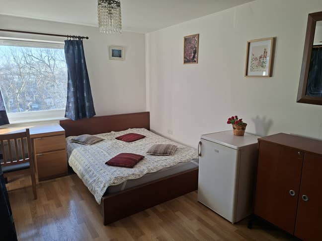    Ensuite  Room  Available  in  TW13 Main Photo