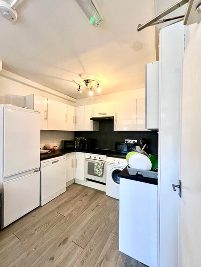 Bright Master Bedroom Available!!! Main Photo