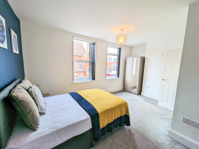 ** New Modern En Suite Room -All Bills Included! Main Photo