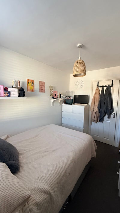 Double room in cute split level flat Main Photo