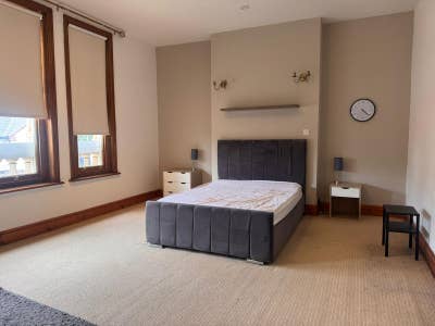 A spacious and fully furnished double room Main Photo