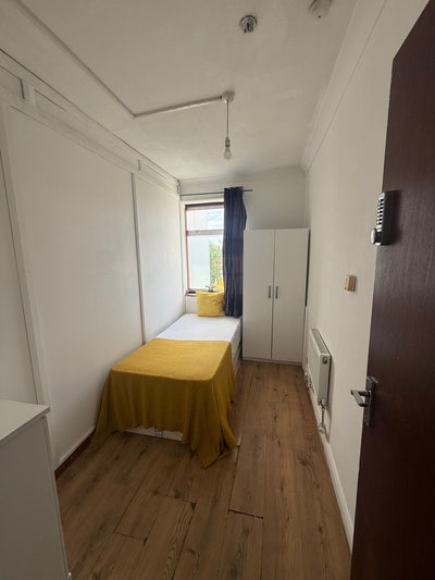 Next to Neasden Shopping Center, Cozy Single Room Main Photo