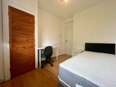  Beautiful Room Near Kingston Hospital Main Photo