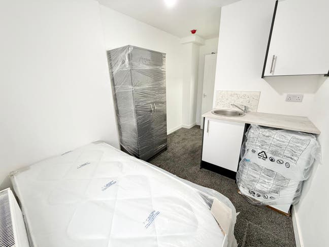 Ensuite Room - UC/DSS - &pound;0 Rent &pound;0 Service Charge Main Photo