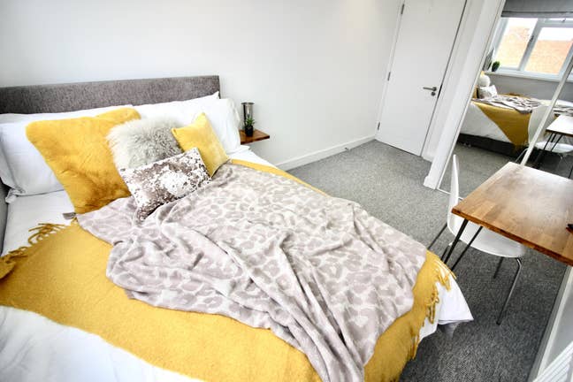 Double Bedroom Available Near The Outlet 🪴 Main Photo