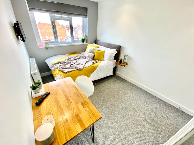 Double Bedroom Available Near The Outlet 🪴 Main Photo