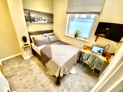 Stunner ☀️ Double Bedroom with En-Suite in Town ❤️ Main Photo