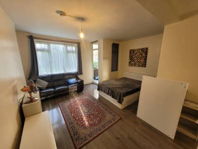 Huge Studio Flat | Bills Included Main Photo