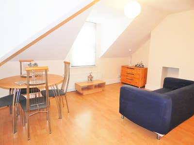 2 Bed Flat, Merton Road, SW19 Main Photo