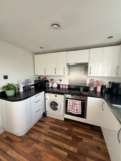 1 bedroom / studio 2 mins walk to tube station Main Photo