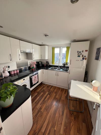 1 bedroom / studio 2 mins walk to tube station Main Photo