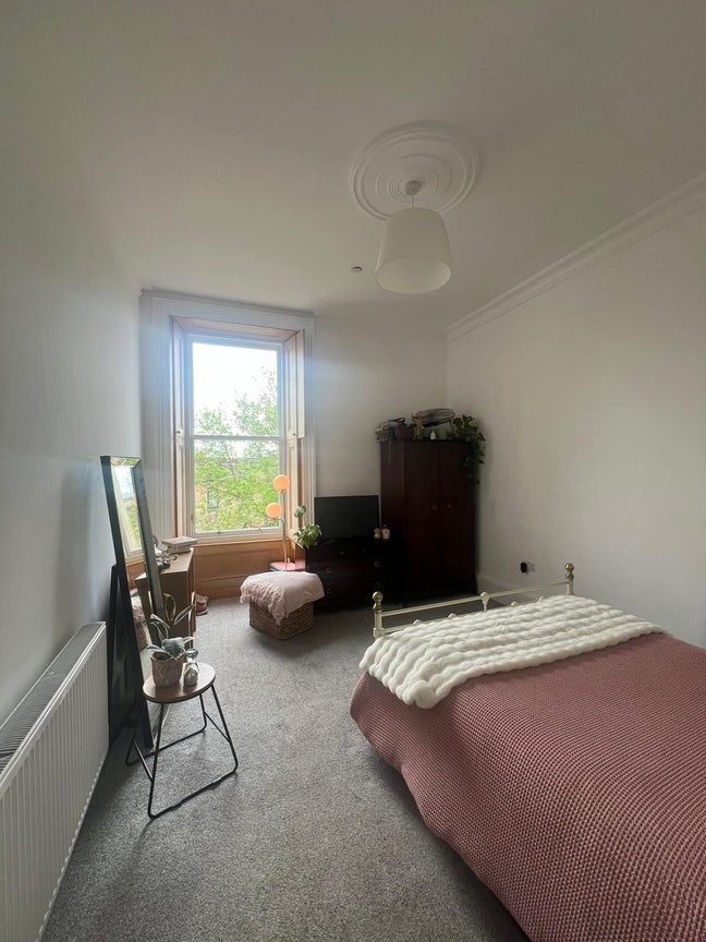 Spare room in a 3 bed flat in the West End Main Photo