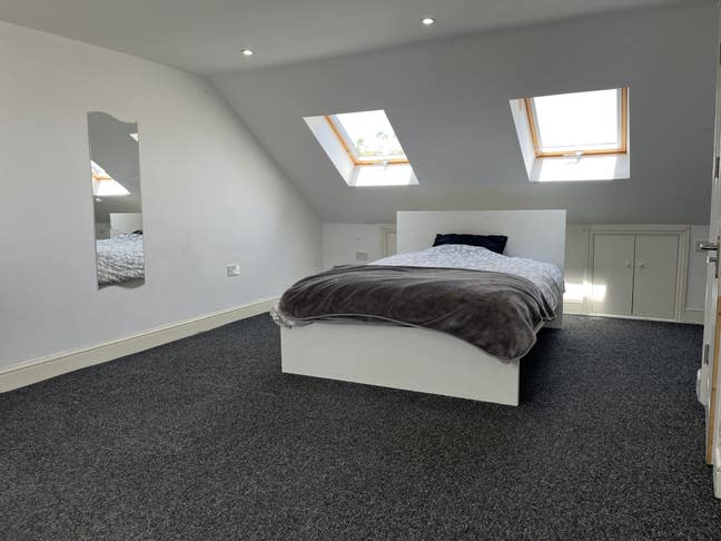 Large Loft Ensuite | 20 Mins to Liverpool Street Main Photo