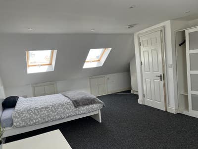 Large Loft Ensuite | 20 Mins to Liverpool Street Main Photo