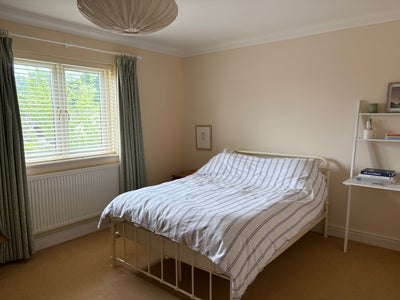 Large room to rent with own bathroom, fast WIFI Main Photo