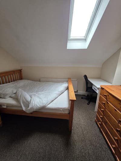 Clean 5 Bed House | 3 Toilets | Shared Kitchen Main Photo
