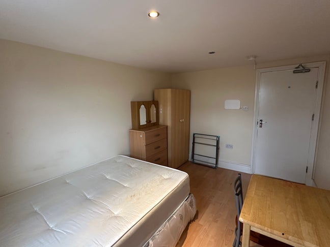  1 x En-suite room an 3 x Double  4x Single Room Main Photo