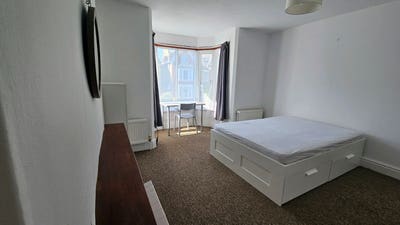 Rooms in convenient city location near the river Main Photo