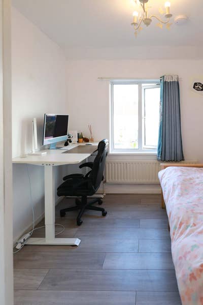 Single Room in a Professional House Main Photo