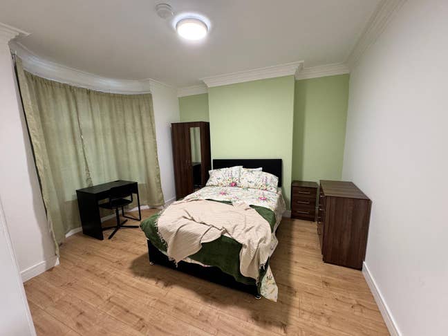 Newly refurbished 5 bedroom in a shared house Main Photo