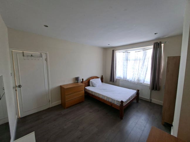 Large Master room  Main Photo