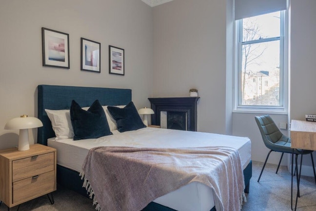Large Furnished Room in Quiet Flat in Leith Main Photo