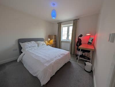 Bright double room in friendly home close to Notts Main Photo