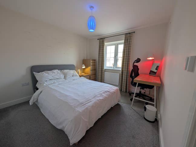 Bright double room in friendly home close to Notts Main Photo