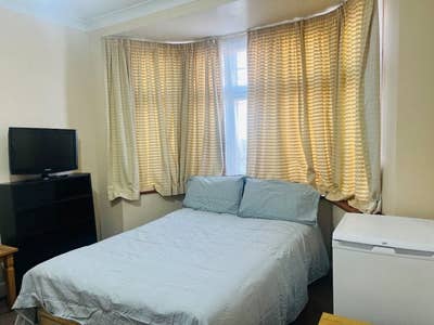 Double Room to let - London NW9  Main Photo