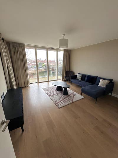 Bright & Comfortable Rooms in E15 Flat Main Photo