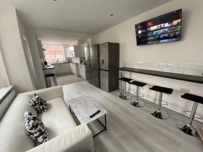 ✨Stunning Large En-Suites ✨  Main Photo