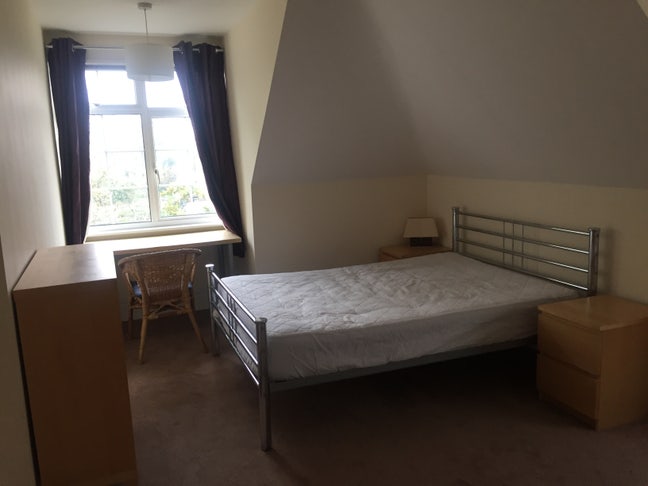 Immaculate studio W3 - Great location  Main Photo