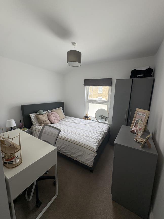 Looking for a girl to sublet double room for 6 mon Main Photo