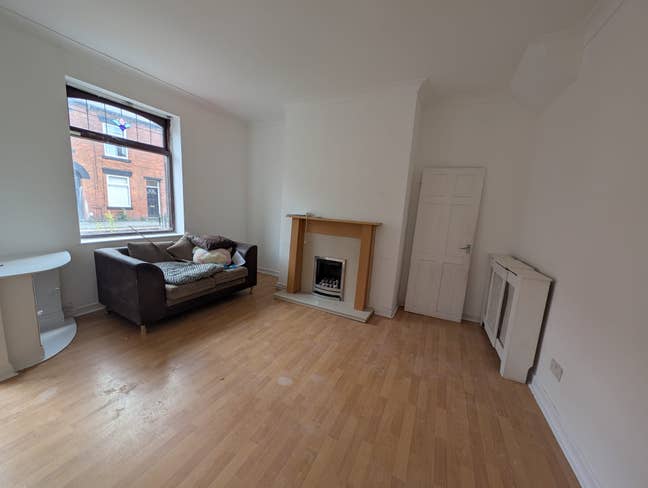  Stunning, Fully Renovated 2-Bed Terraced House  Main Photo