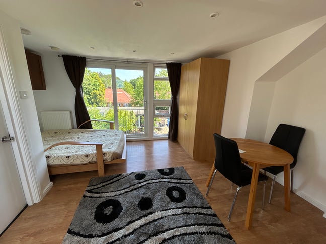 Studio  Flat  Kingsbury  -  NW9 Main Photo