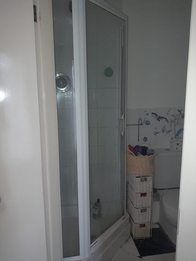 En-suite double bed room in house with some  bills Main Photo