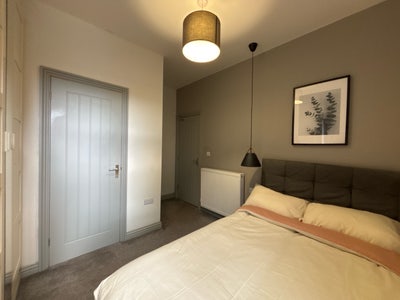 Stylish Ensuite Room Ready to Move in! Main Photo