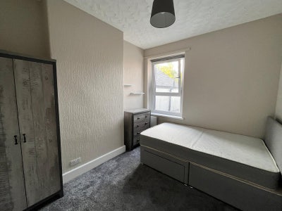 Room for rent by UHW  Main Photo