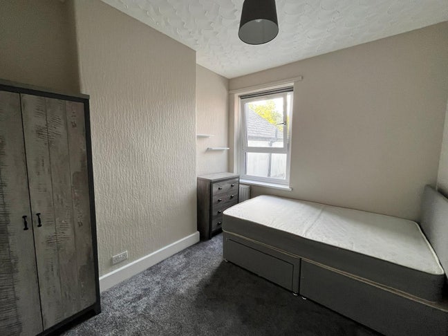 Room for rent by UHW  Main Photo