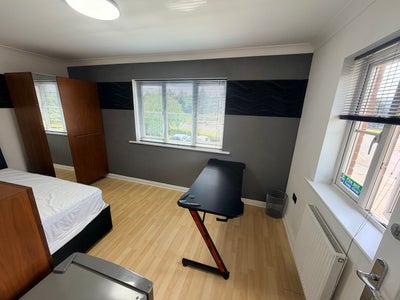Luxury Dual Aspect Room * Own En-suite & Parking Main Photo