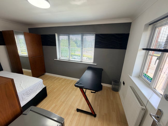 Luxury Dual Aspect Room * Own En-suite & Parking Main Photo